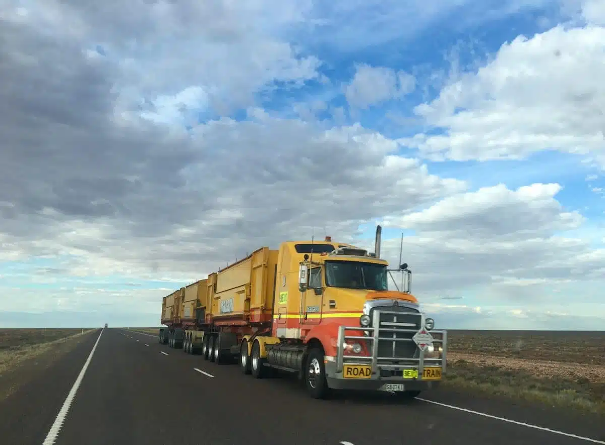 Comment calculer et optimiser le chargement d’un camion avec un chariot élévateur