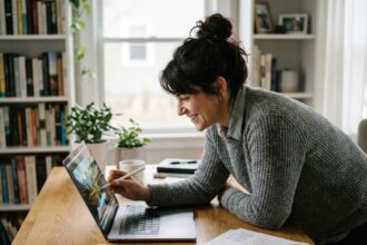 Femme au bureau en train d'éditer une image colorée sur son ordinateur