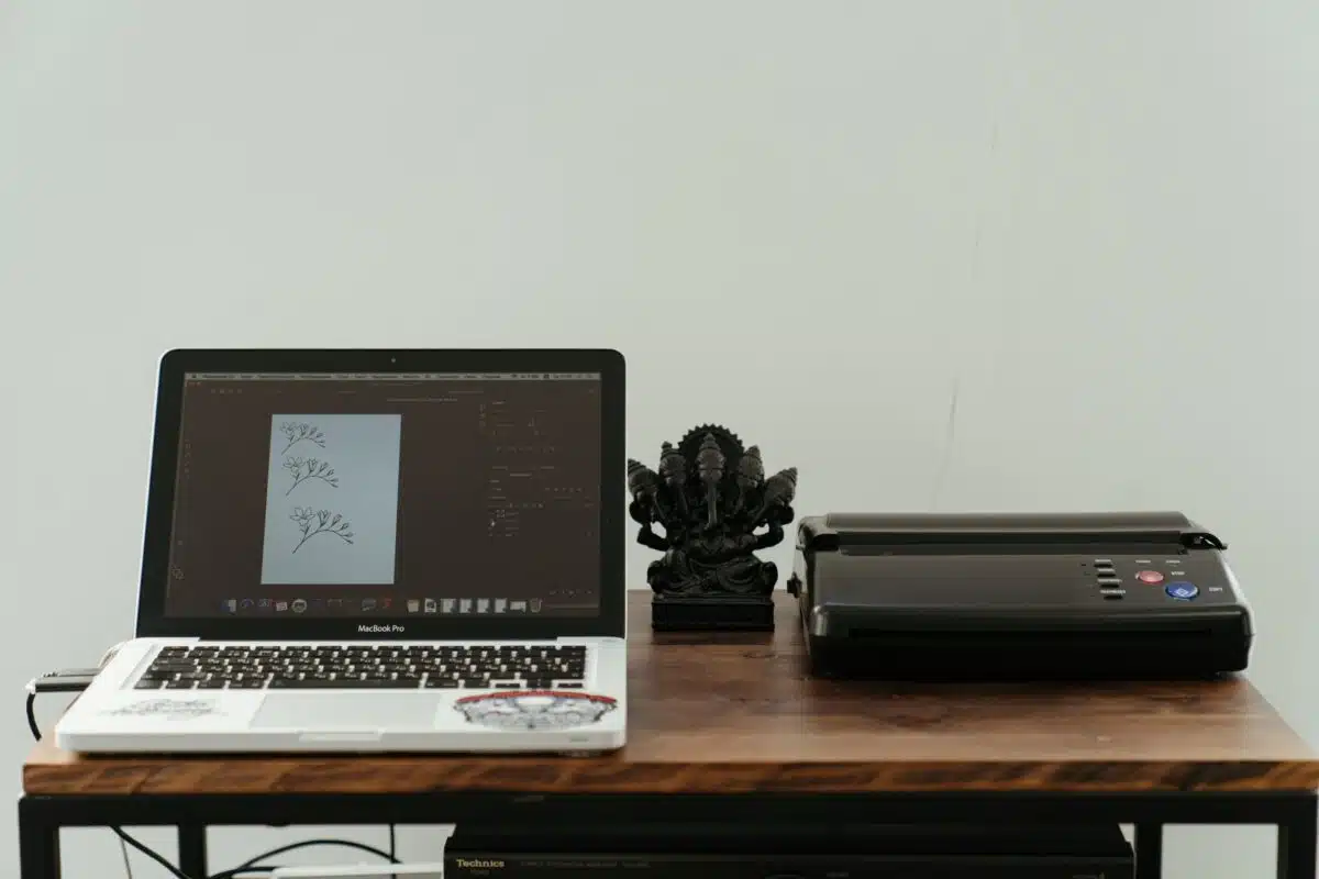 ordinateur et imprimante sur un bureau