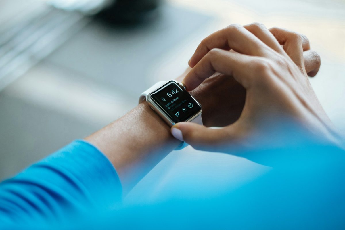 personne avec une Apple Watch au poignet